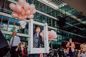 Bräutigam mit Luftballons und Holzbildrahmen