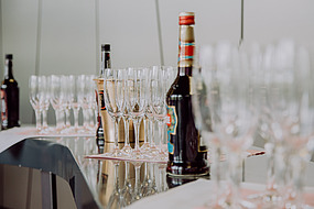 Bild von Sektgläsern und Sektflaschen