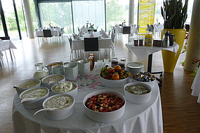 Gedeckter Tisch mit Nachspeisen