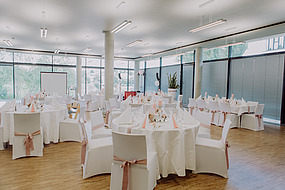 Bild des Festsaal mit weißen geschmückten Tischen