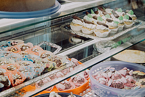 Viele Torten in einer Auslage