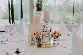 Tischschmuck bei Hochzeitsfeier