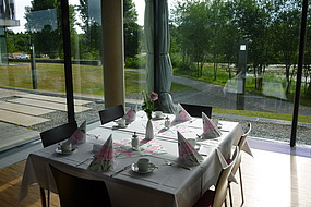 Gedeckter Tisch im Kienzle-Treff bei Sonnenschein