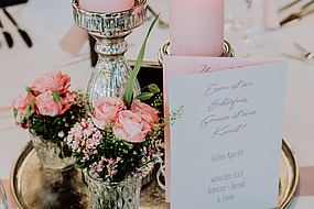 Hochzeitsdeko auf Tisch