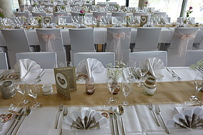 Aufwendige Tischdeko mit Blumen im Betriebsrestaurant Kienzle-Treff