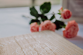 Optisch ansprechende Speisekarte auf Tisch