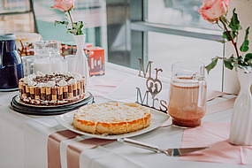 Kuchenbuffet mit Blumendecko
