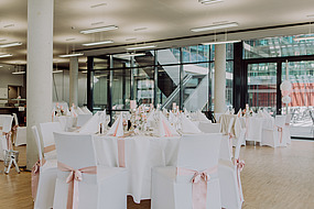 Geschmückte Stühle und Tische