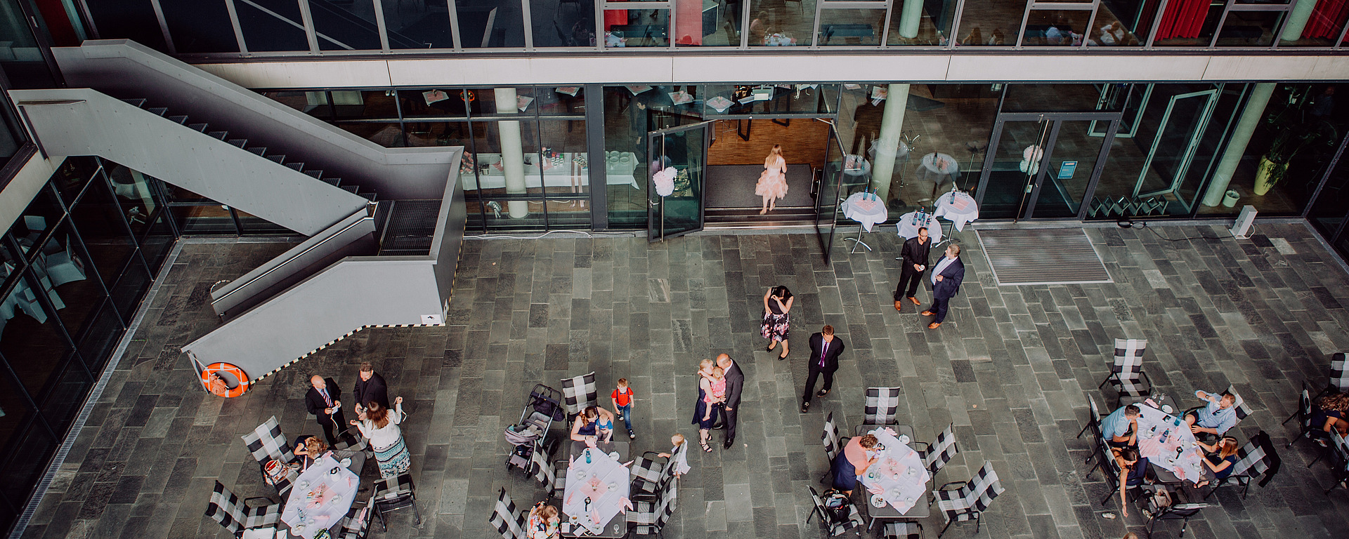 Innenhof der vivida bkk festlich geschmückt