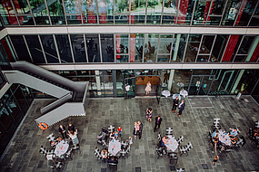 Innenhof der vivida bkk festlich geschmückt