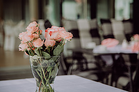 Blumenschmuck auf Tisch
