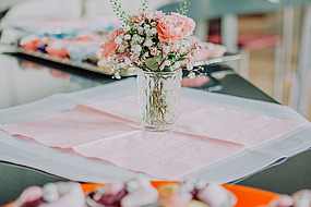 Dekorierte Tische im Kienzle-Treff mit Blumen