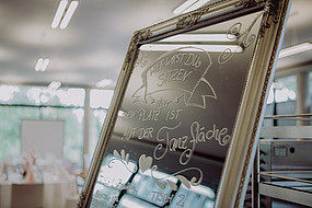 Spiegel mit Hochzeitsglückwünschen als Text