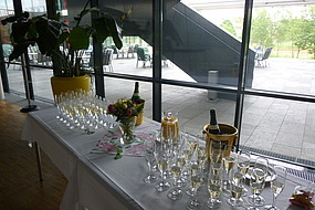 Tische mit Sektgläsern und Blumenschmuck