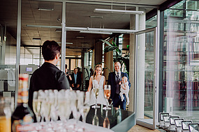 Hochzeitsgesellschaft mit Brautpaar