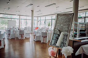 Bild es Festsaal mit geschmückten Tischen