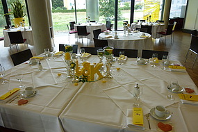 Gedeckter Tisch im Kienzle-Treff als Beispiel für eine Hochzeit