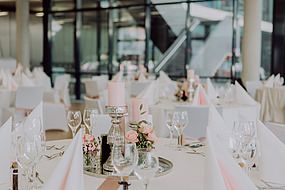 Eingedeckte Tische für Hochzeitsfeier