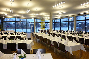 Bild des beleuchteten Saals des Kienzle-Treff